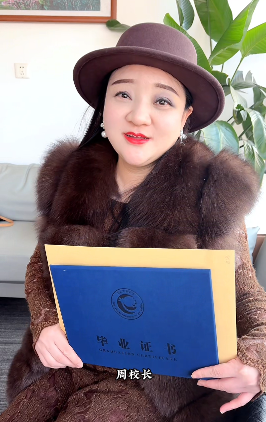 @湖北中教教育周老师—妹妹替姐姐领毕业证的瞬间，悟到了学历的意义，别让学历成为你求职升职的绊脚石！
